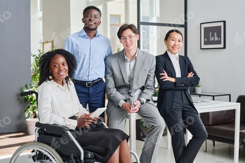 Preview: Successful business team at office