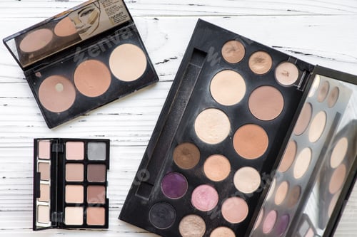 Preview: Top view of pink and brown tone make up palette on white wooden background