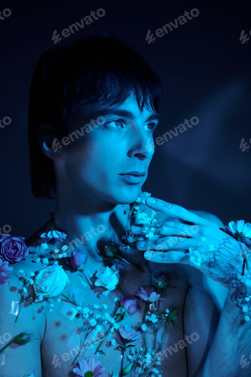 Preview: Blooming beauty: man with flowers