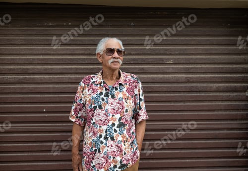 Preview: Portrait of senior man with stylish shirt