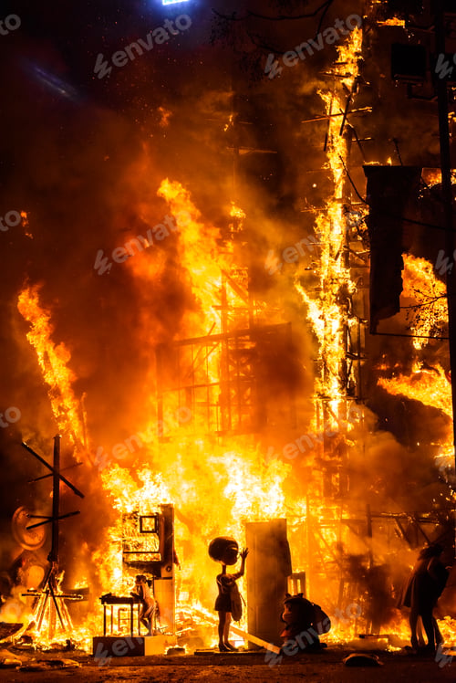Preview: End of the Valencian festivities of Fallas, Monument faller consumed in the fire in high flares.
