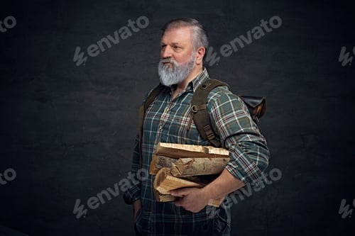 Vorschau: Starker alter Mann mit Tasche und Holzstapel vor dunklem Hintergrund