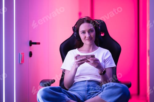 Preview: Young female professional cybersport gamer play mobile game by smartphone on eSport tournament