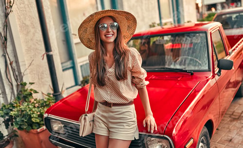 Preview: Young girl tourist travels