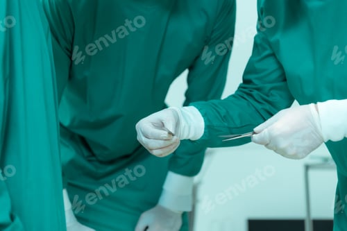Preview: Medical lecturer in cardiology and medical team in the heart transplantation room