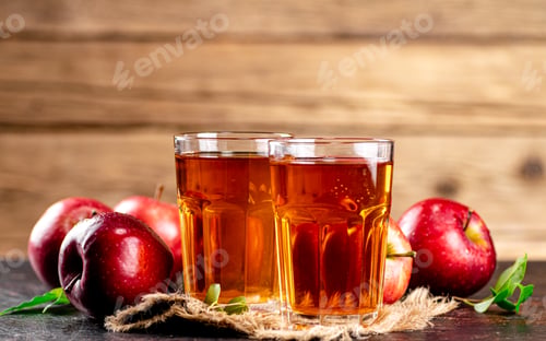 Preview: Freshly squeezed apple juice in a glass.