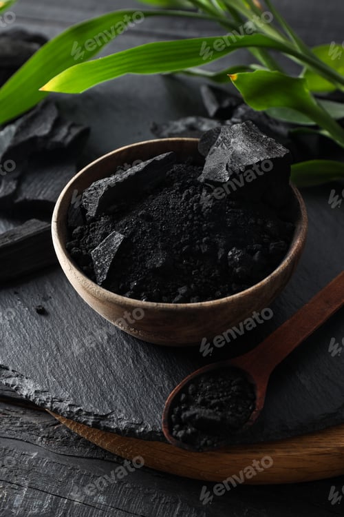 Preview: Natural charcoal and powdered charcoal on dark wooden background