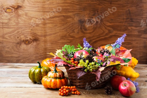 Vista previa: Centro de mesa de mimbre otoñal con flores azules
