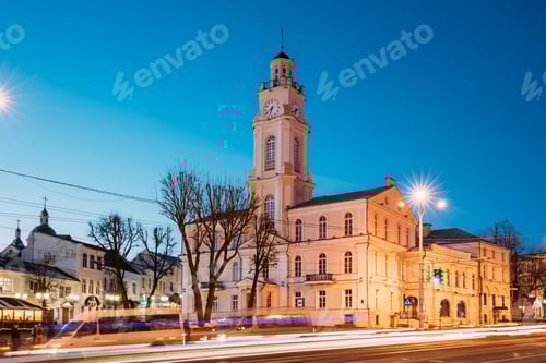 Vista previa: Vitebsk, Bielorrusia. El tráfico en la calle Lenina y el ayuntamiento está igualado