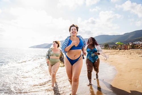 Preview: Group of plus size women with swimwear at the beach