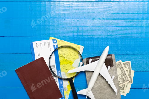 Vista previa: Travel objects on wooden background