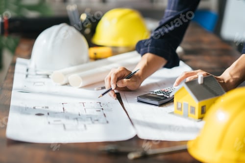 Visualização: Foto recortada de um arquiteto profissional trabalhando em sua mesa, medindo e estimando o projeto da casa