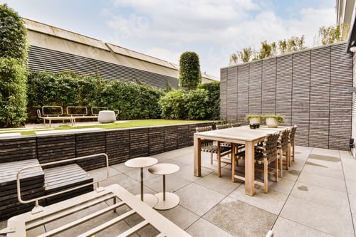 Preview: Attractive courtyard of the house with fresh lawn