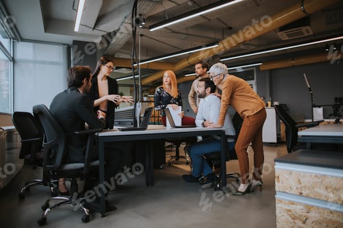 Preview: Business people working in the modern office