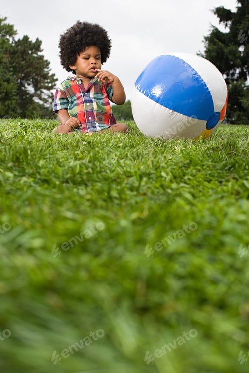 Vista previa: Baby boy looking at beach ball