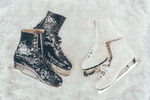 Aperçu: top view of two pairs of white and black skates on snow