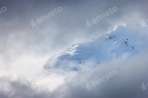 Vorschau: Die Tantaluskette ist während der Wintersaison mit Schnee und Wolken bedeckt.