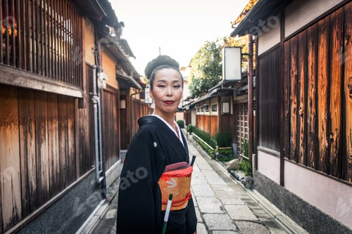 Preview: Asian woman with yukata walking in Kyoto, Japan