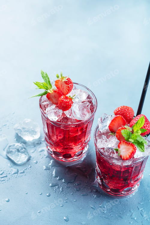 Preview: Red cocktail with ice and mint