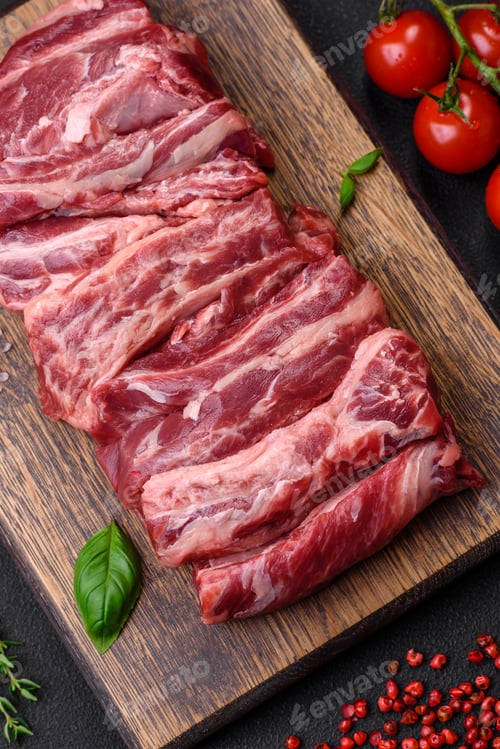Vista previa: Fresh raw beef ribs with salt, spices and herbs