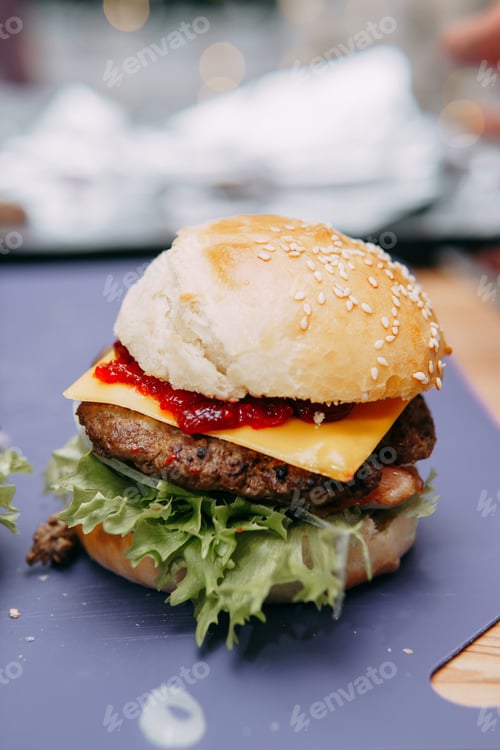 Preview: Burgers with beef and vegetables. Close up. Delicious burgers in a cooking class