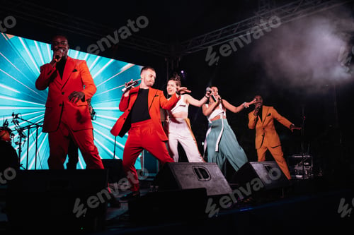 Preview: musical group, band, on stage