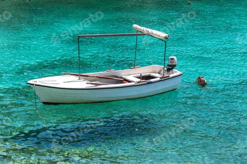 Vorschau: Weißes Boot auf transparentem kristallklarem türkisfarbenem Wasser
