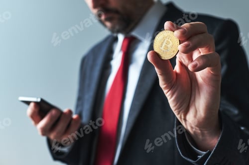 Vista previa: Empresario que utiliza una aplicación de teléfono inteligente móvil para la minería de Bitcoin