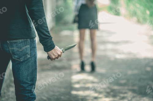 Preview: A bandit holds a knife. In order to attack and steal a woman's belongings from the back.