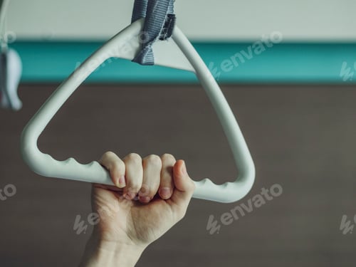 Preview: Caucasian guy patient hold with one hand for a triangular therapeutic arch with gripper