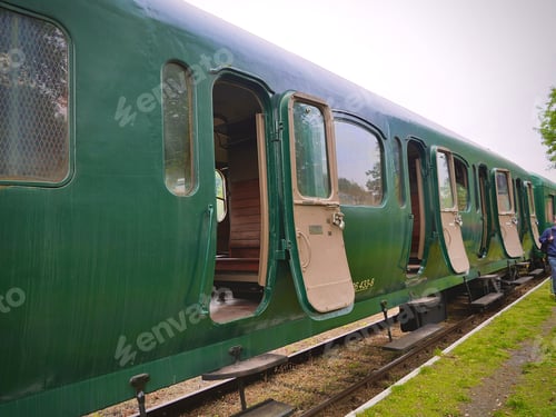 Preview: Old green train