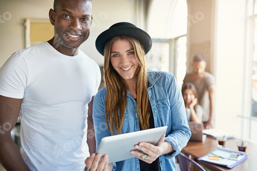 Visualização: Equipe de negócios multirracial jovem e sorridente