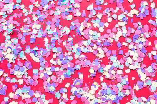 Visualização: Fundo rosa festivo de confetes. Decoração colorida de festa de carnaval e aniversário.