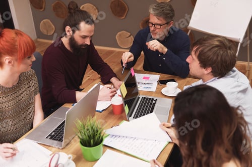 Preview: Meeting of business people at the office