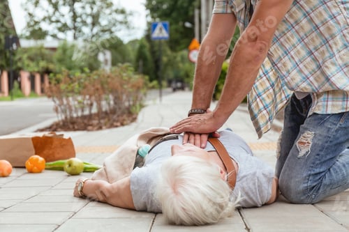 Preview: Man performs a heart massage on an senior lady who fainted on the street
