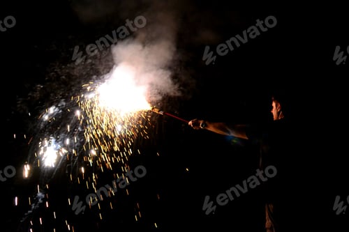 Vista previa: Hombre disparando fuegos artificiales en celebración