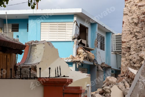 Preview: Collapsed wall in residential building