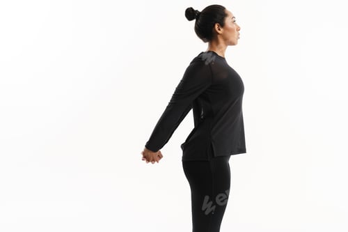 Preview: Focused african american woman doing exercise while working out