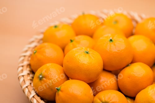 Preview: Stack of citrus fruit on basket