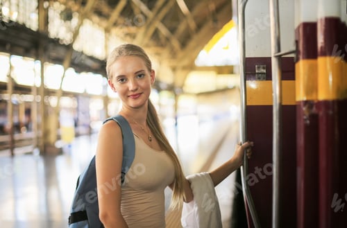 Preview: Stylish blonde woman