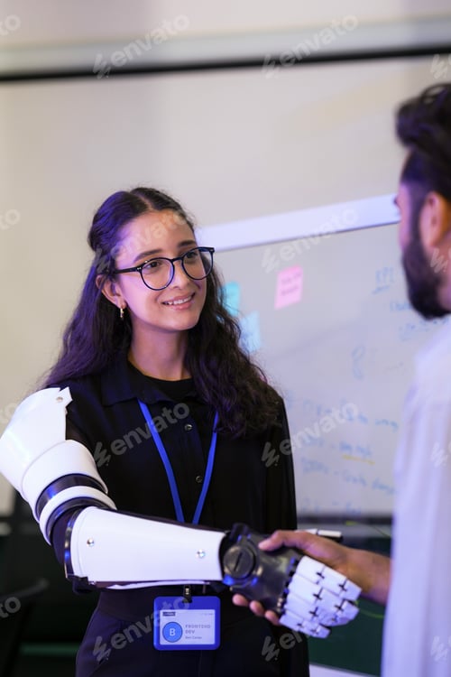 Vista previa: Un equipo diverso de profesionales trabaja en un centro de llamadas de atención al cliente.