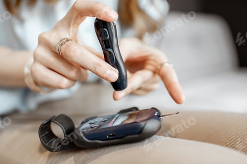 Preview: Measuring the level of blood glucose with glucometer