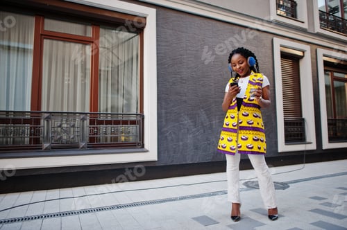 Preview: African woman in yellow