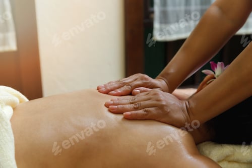 Preview: close-up masseur hands doing back massage in spa salon. Beauty treatment concept.