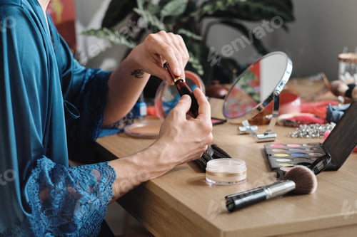Preview: Man using lipstick for makeup