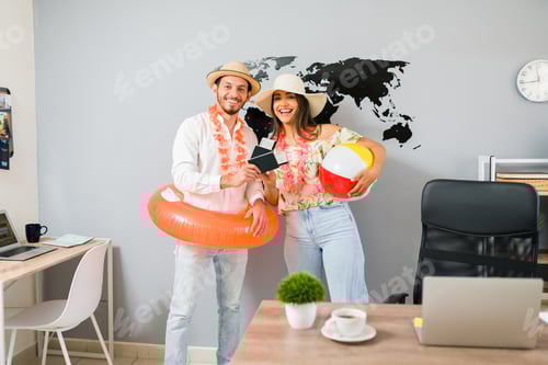 Preview: Portrait of husband and wife ready for summer vacations