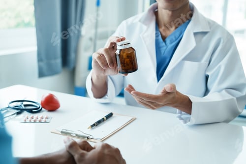 Visualização: Médico prescrevendo remédios para um homem idoso sorridente em reunião no hospital.