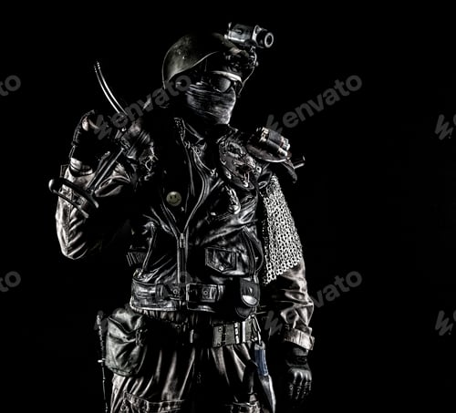 Preview: Post apocalyptic survivor with handmade pistol