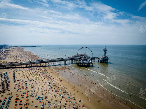 Preview: SCHEVINGEN - Crowds on the beach of Scheveningen During the tropical days, many people enjoy