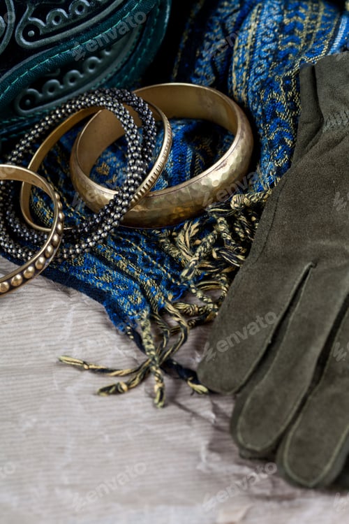 Preview: vintage bag, leather gloves, bracelets and scarf